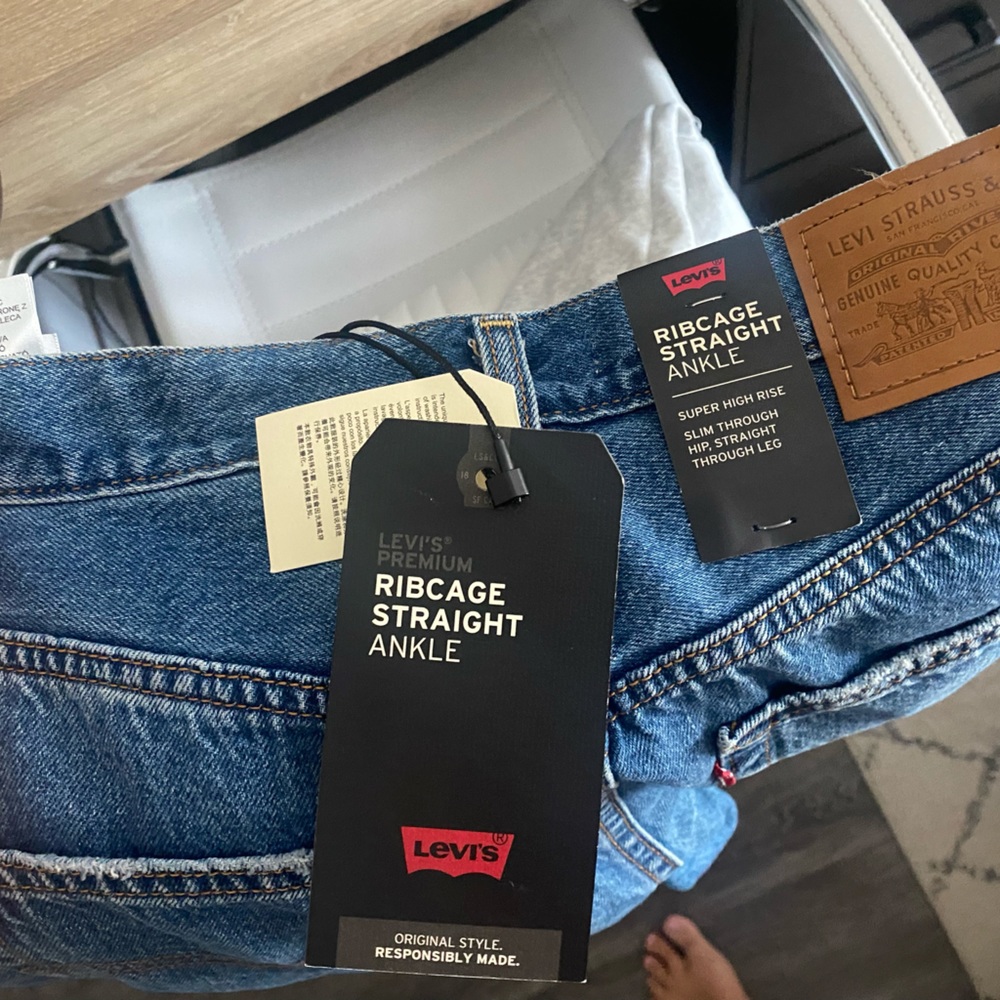 Levi’s rib cage straight ankle brand new with tags